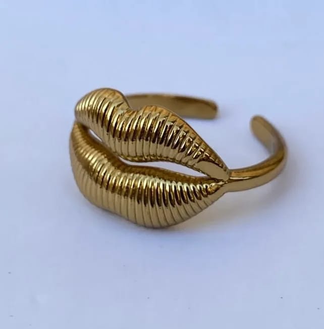 Golden Lips Ring — Rings